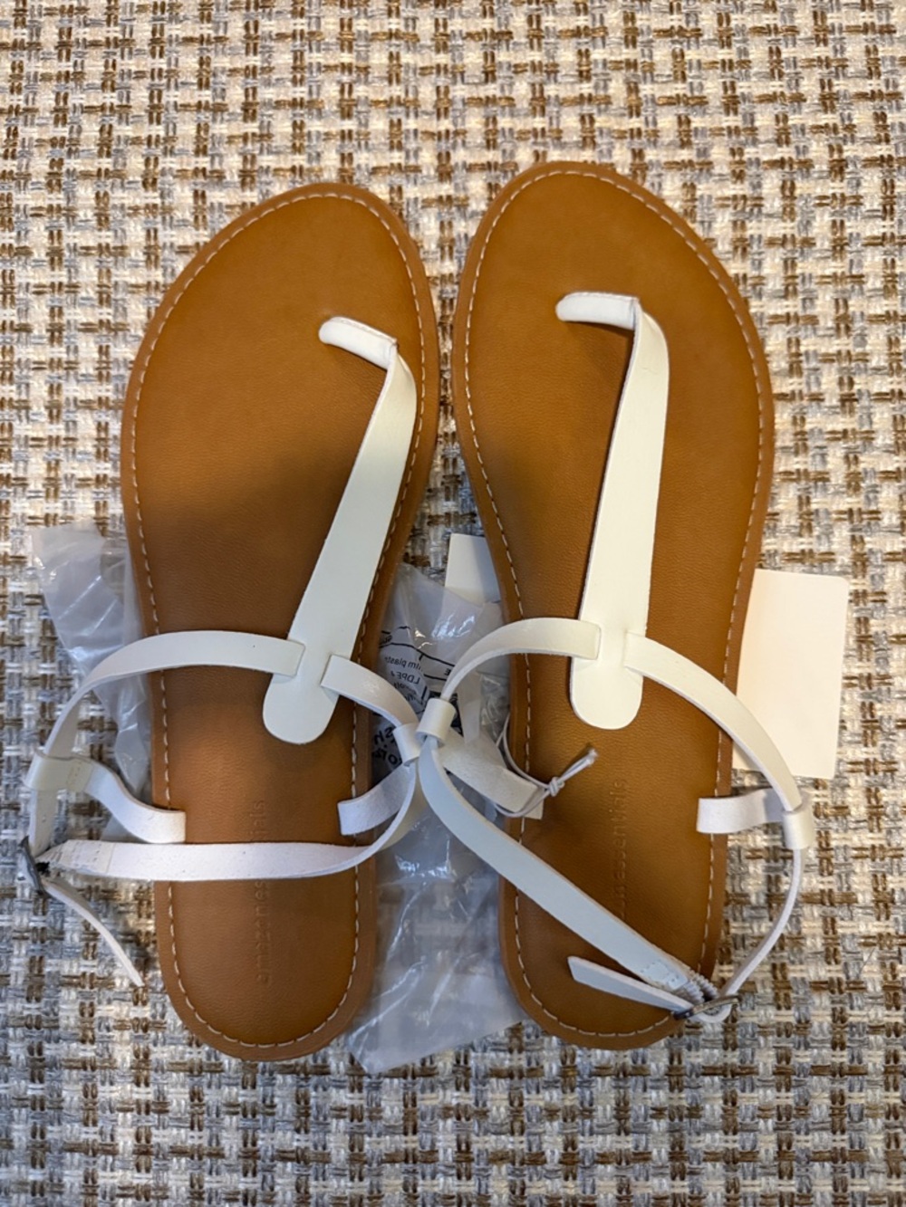 Amazon Essentials White T-Strap Toe-Post Sandals with Tan Footbed